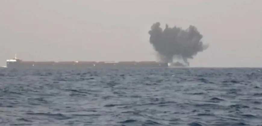 سقوط صاروخ بالقرب من سفينة تجارية على بعد 52 ميلا بحريا جنوب عدن