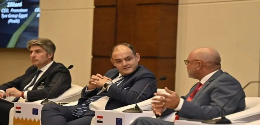 وزير التجارة والصناعة يستعرض مقومات القطاع الصناعى وفرص صناعة السيارات فى مصر