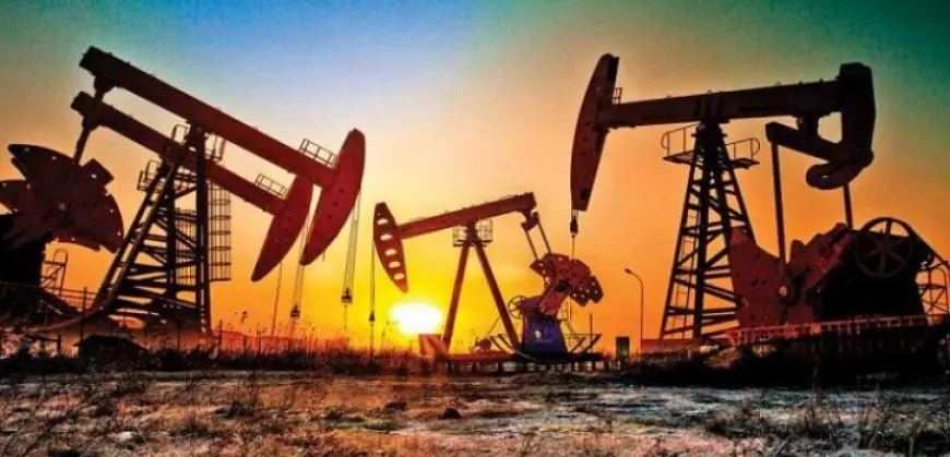 النفط يصعد مدعوماً ببيانات عن انخفاض كبير بمخزونات الخام الأمريكية