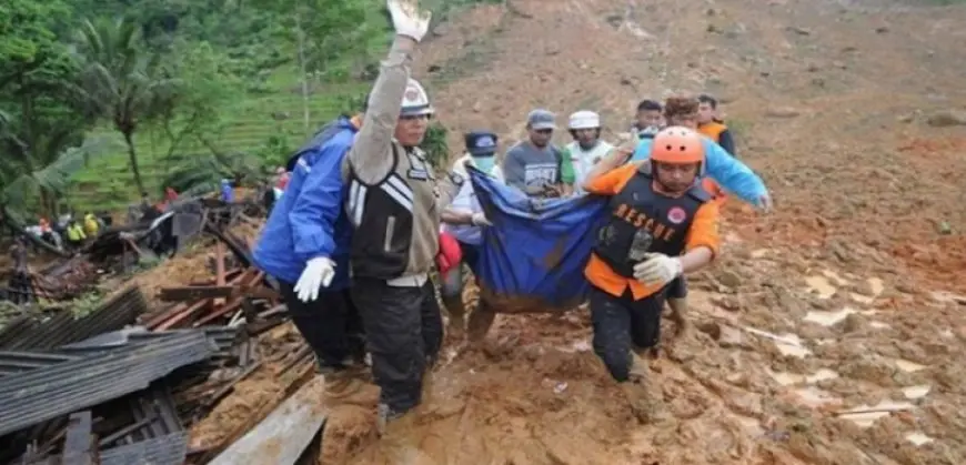 ارتفاع حصيلة ضحايا انهيار أرضي إلى 23 قتيلا و35 مفقودا في إندونيسيا