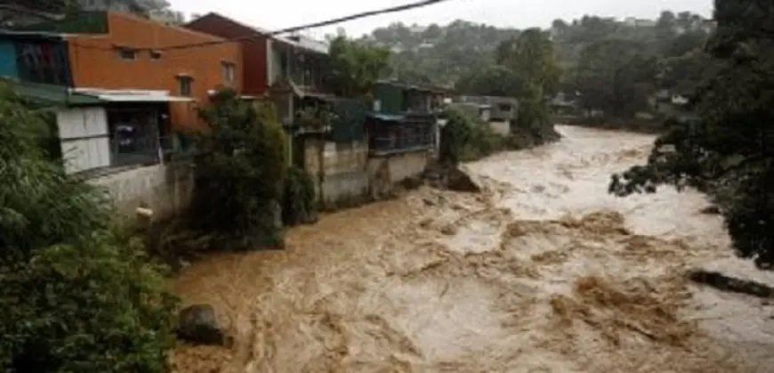 نيبال: فقدان 66 شخصا إثر سقوط حافلتين في المياه جراء انهيار أرضي