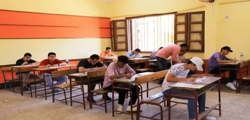 طلاب الثانوية العامة دور ثان يبدأون امتحان الديناميكا