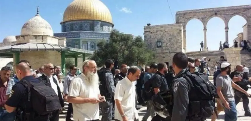 مستوطنون يقتحمون المسجد الأقصى تحت حماية شرطة الاحتلال الإسرائيلي