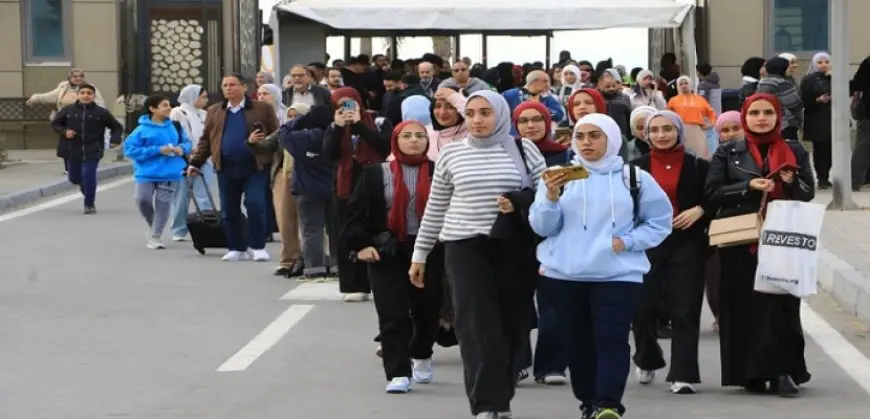 الجمهور يتوافد على معرض القاهرة الدولى للكتاب فى ثانى أيام نشاطه الثقافى